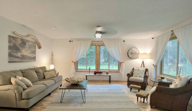 South Shore Chalet | Comfort and Fun By the Lake