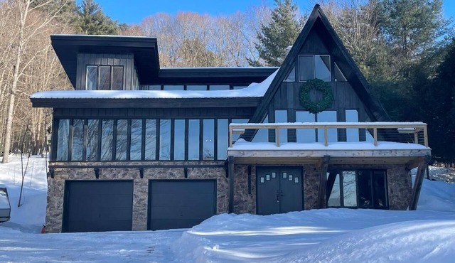 South Shore Chalet-Lake View with Docks- Family Friendly