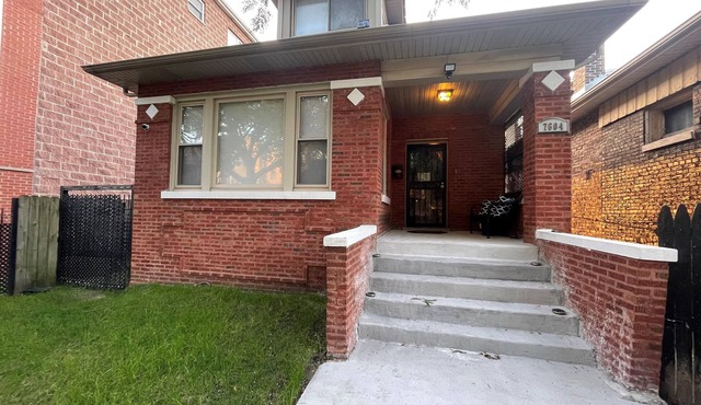 South Shore Home Near Lake for long-term stays, corporate travelers, and nurses