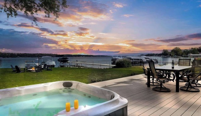 South Shore Retreat: Luxury Lake House - Hot Tub