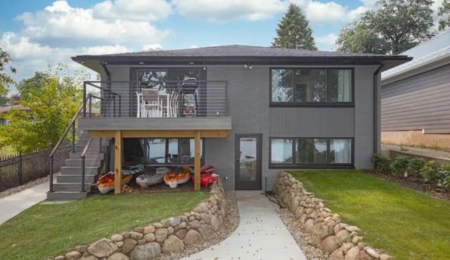 South Shore Sunrise: 100% Renovated Lake Home, Pontoon INCLUDED, near Notre Dame