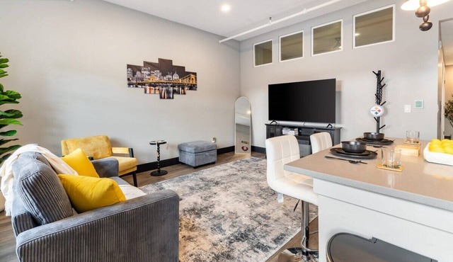 South Side Retreat | Elevator + WiFi | Sleeps 4