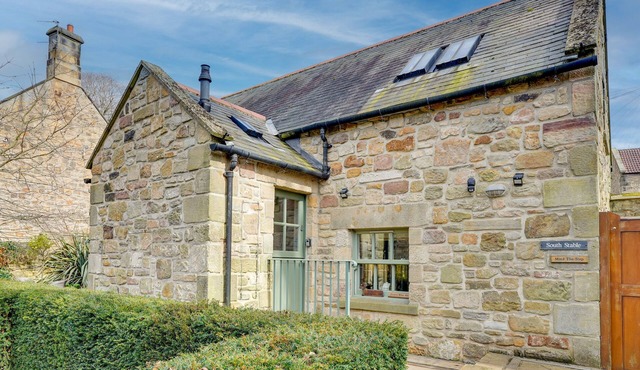 South Stable: Cosy Stone Retreat with Parking