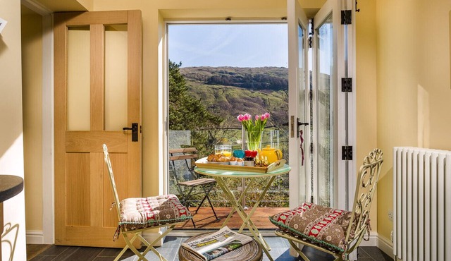 SOUTH STONETHWAITE COTTAGE, romantic, with open fire in Windermere