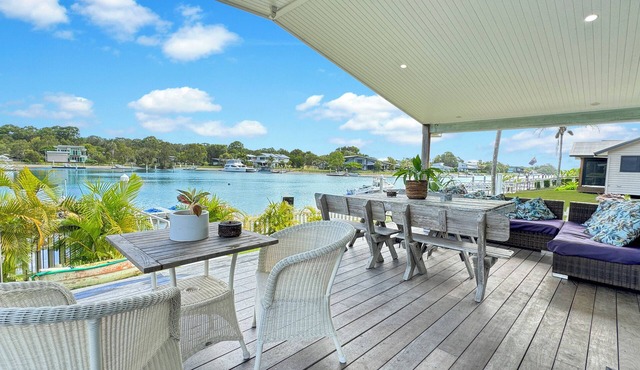 South Stradbroke Island Waters - family beach house 4 bedroom on the water *NEW*