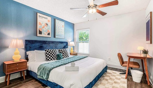 South Tampa Gem | King Bed | Pool + BBQ Access