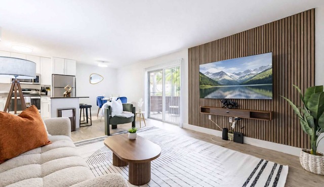 South Tampa Modern 2BR Retreat Pool, Gym & Walkable Location