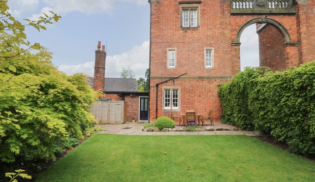 SOUTH TOWER COTTAGE, family friendly, with a garden in Macclesfield