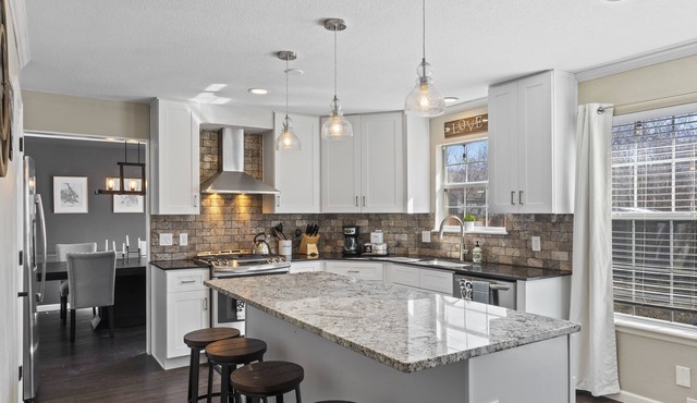 South Tulsa Gem: 3 bed/2.5 bath with firepit