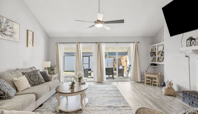 South Tulsa Luxury | 2000ft² 75"TV King BBQ Yard