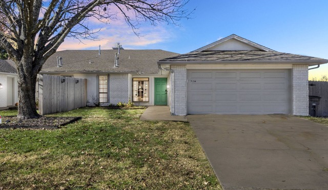 South Tulsa Luxury | 2000sf King 75"TV BBQ Yard