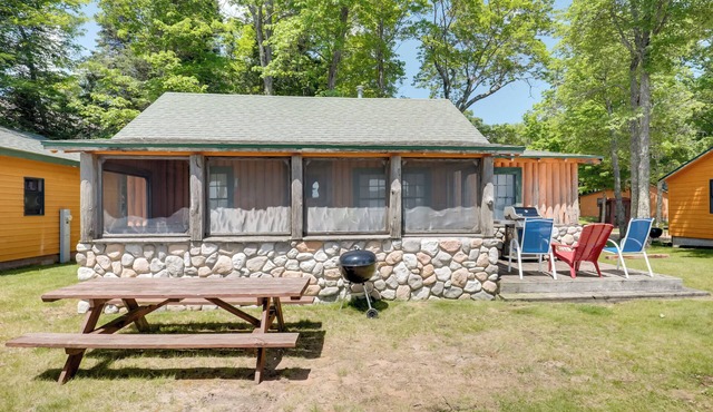 South Twin Lake Cabin w/Seasonal Dock & Slip!