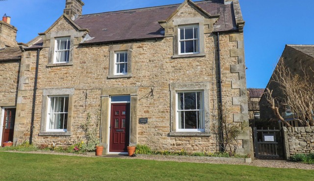 SOUTH VIEW, family friendly, character holiday cottage in Redmire