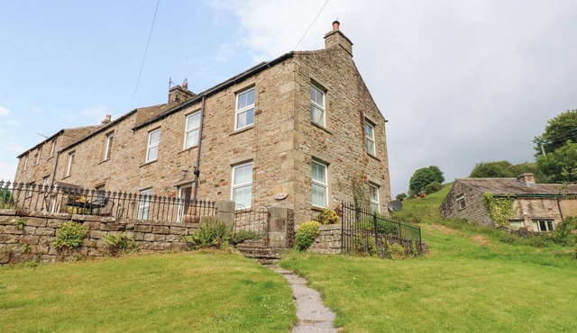 SOUTH VIEW, GUNNERSIDE, pet friendly, with open fire in Reeth