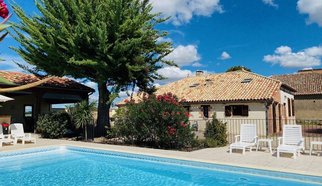 South West France Farmhouse, Heated Pool, Air Conditionned bedrooms