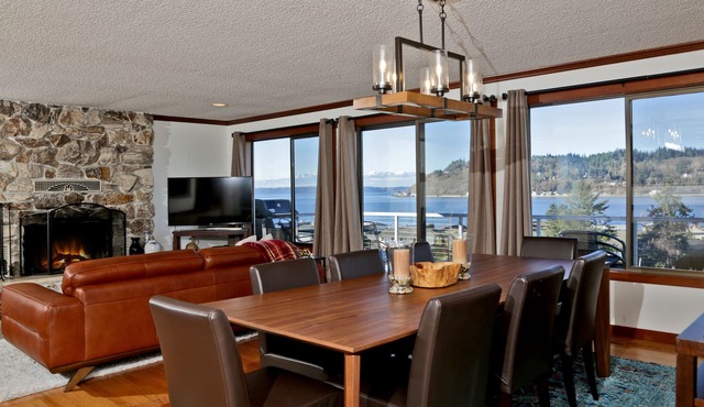 South Whidbey canal front, Indoor sauna, jacuzzi; community beach, kayaks!