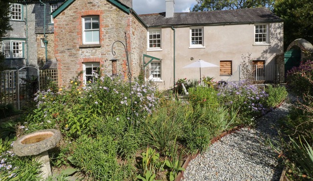 SOUTH WING COTTAGE, pet friendly, with a garden in Bere Alston