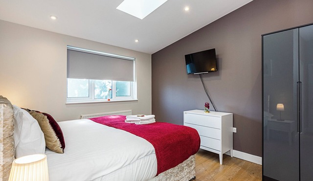 South Woodford E18 - Lovely 2 Bed 2.5 Bath House