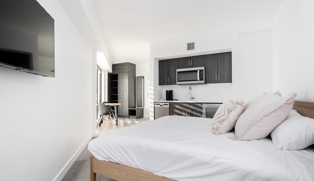 South Wpg+Close to UM+30 UC Cozy & Compact Studio+Parking(500-30)
