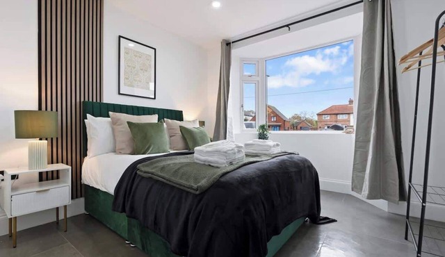 Southampton Getaway | Huge Home + Garden Sleeps 10