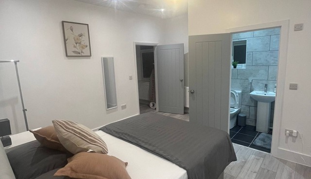 Southampton Shamsher Court - 5 modern double size bedroom, 3 with ensuites.