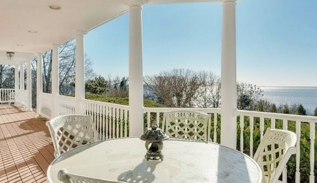 Southampton Tranquil Escape with Heated Pool, Outdoor Shower, and Patio.