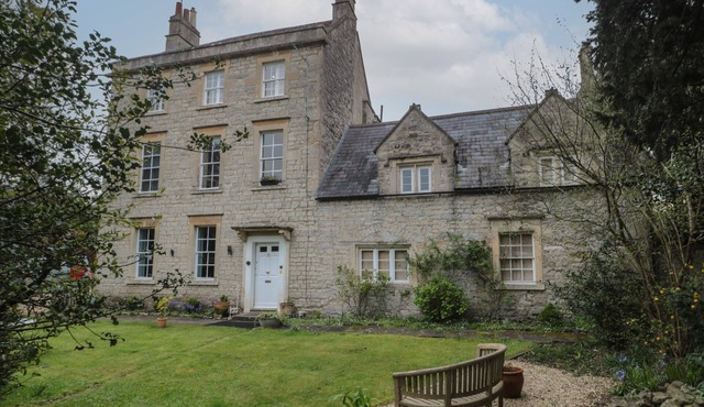 SOUTHBANK, pet friendly, character holiday cottage in Bath
