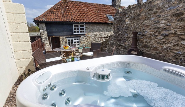 SOUTHCOTT FARM COTTAGE, pet friendly, with hot tub in Sheldon