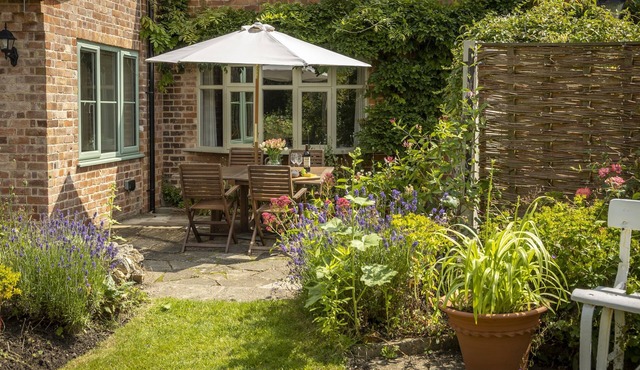 Southcroft Cottage is ideally located in the peaceful village of Bredon's Norton at the foot of Bred