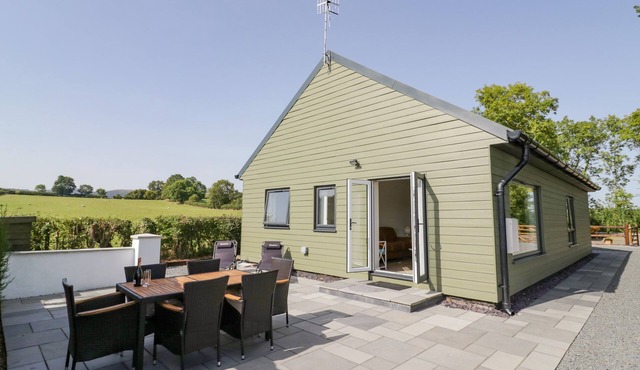 SOUTHEND, pet friendly, with a garden in Welland