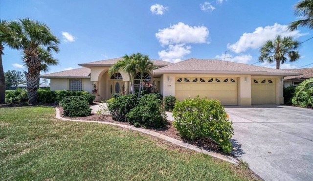 Southern Breeze - Spacious, canal view home