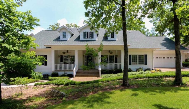 “Southern Charm” Home 4-bdrm, 4-bath on Isabella Golf Course!