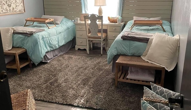 Southern Charm 2 bedroom family suite sleeps 4 located close to Champaign-Urbana
