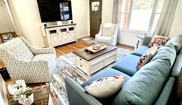 Southern Charm 2 - July -August Summer Sale! 7 Mins to Downtown!