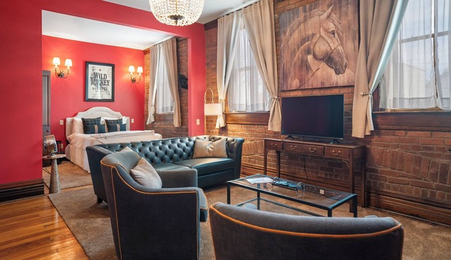 Southern Charm and Comfort on the Bourbon Trail- Trail Suites Inn, Suite C
