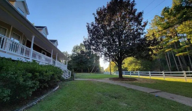 Southern Charm Cottage - Peaceful 4 BR By The Creekside!