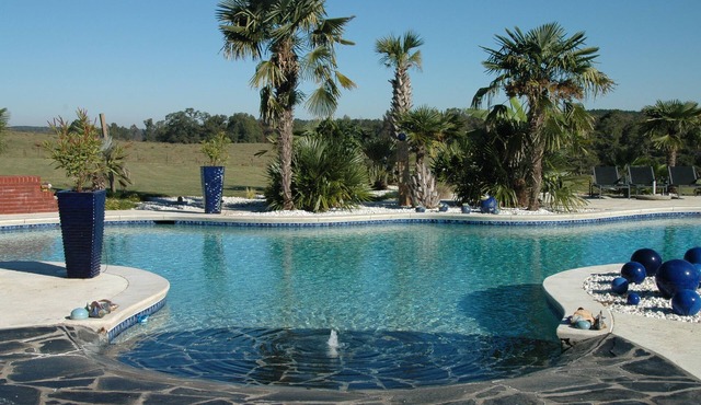 SOUTHERN CHARM ESTATE: Monroe’s Chic Style Retreat. Vacation Like Celebrity!