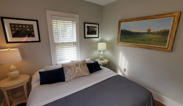 Southern Charm: Home is minutes from downtown w/a cozy sitting porch