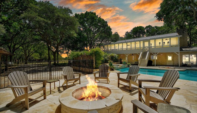 Southern Charm - HUGE Hill Country Home on 4 Acres w/Pool, Hot Tub & Fire Pit