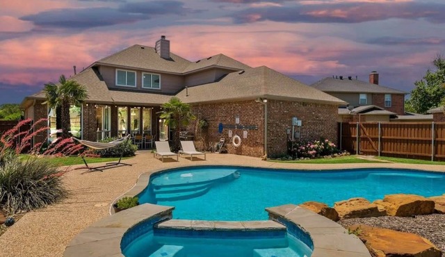 Southern Charm & Luxury Living - BBQ & Pool