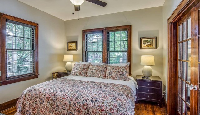 Southern Charm: Minutes away from downtown w/a cozy porch swing