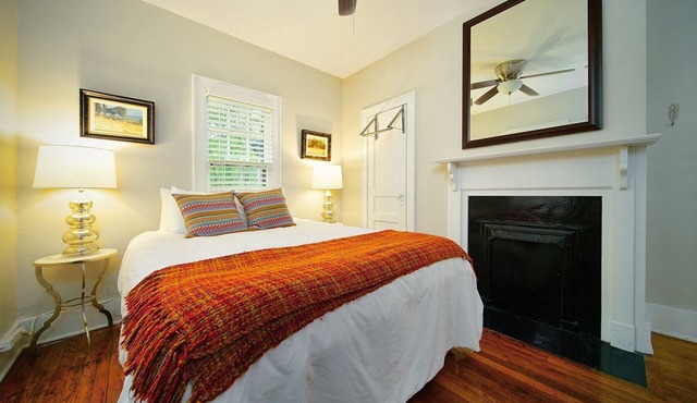 Southern Charm: Minutes to downtown Nashville with a cozy porch swing