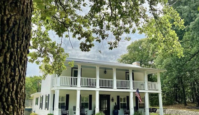 Southern Charm on 4 secluded acres! A short distance from DFW & Lake Texoma!