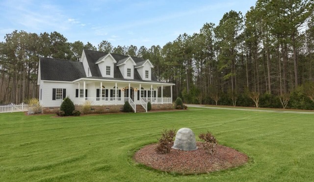 Southern Charm! Theater Room, Hot Tub, Game Space!