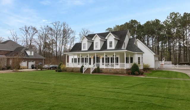 Southern Charm! Theater Room, Hot Tub, Game Space!