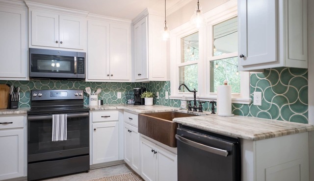 Southern Charmer, 4 Beds with/Large Back Porch, Pets Welcomed!