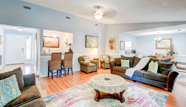 Southern Charming Cottage in Mt. Pleasant!