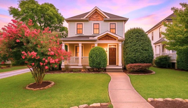 Southern City Comfort - Huge Private Backyard