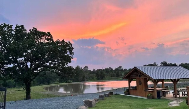 Southern Comfort 2-bedroom cabin in beautiful Talihina , OK with WiFi, AC