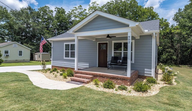 Southern Comfort Bungalow- Cozy & Close to Downtown Columbus, 7 Miles to Airport